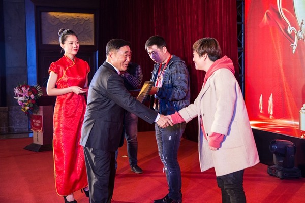 大众日报刊文《AG庄闲集团举行2019年营销峰会》